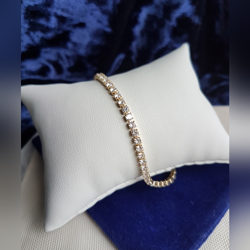 Swarovski Elements 18Gold Plated Delicate Tennis Bracelet NEW - Picture 5 of 17